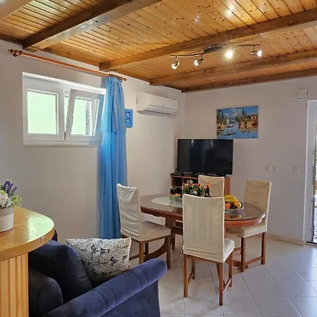 Spacious Lush Garden Private Access To - Sherene Vikendica *