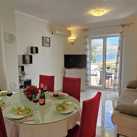 Vikendica Spacious Lush Garden Private Access To - Sherene