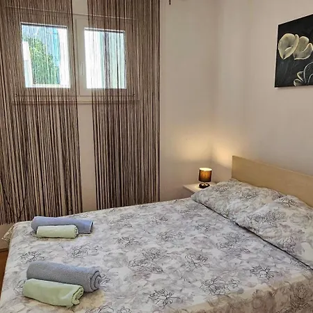 Spacious Lush Garden Private Access To - Sherene Vikendica *