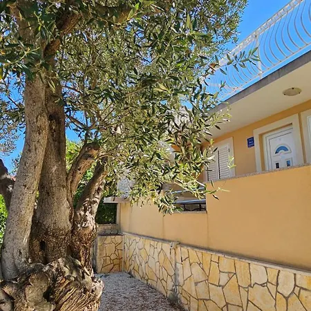 Vikendica Spacious Lush Garden Private Access To - Sherene Trogir