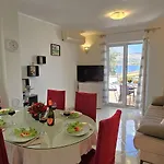 Holiday home Spacious Lush Garden Private Access To - Sherene