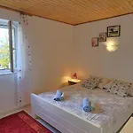 Holiday home Spacious Lush Garden Private Access To - Sherene