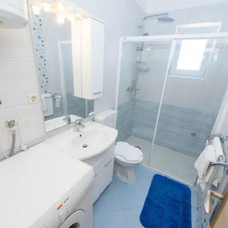 Дом отдыха Spacious Lush Garden Private Access To - Sherene Трогир