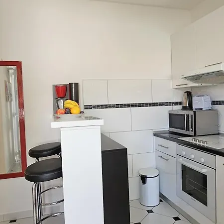 Spacious Lush Garden Private Access To - Sherene *