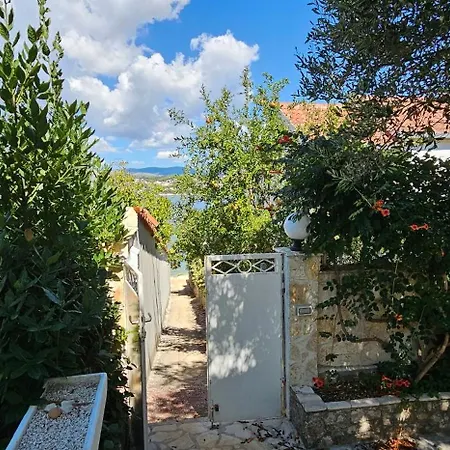 Spacious Lush Garden Private Access To - Sherene * Трогир