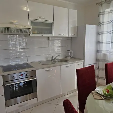 Дом отдыха Spacious Lush Garden Private Access To - Sherene *