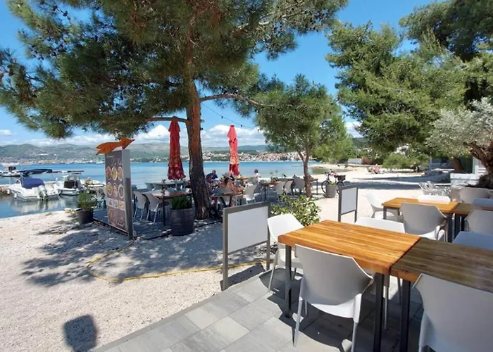 Spacious Lush Garden Private Access To - Sherene Nyaraló Trogir