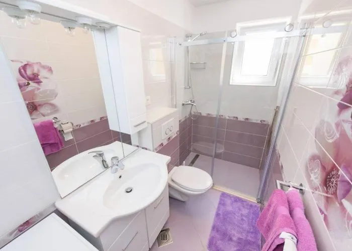 Spacious Lush Garden Private Access To - Sherene Nyaraló Trogir