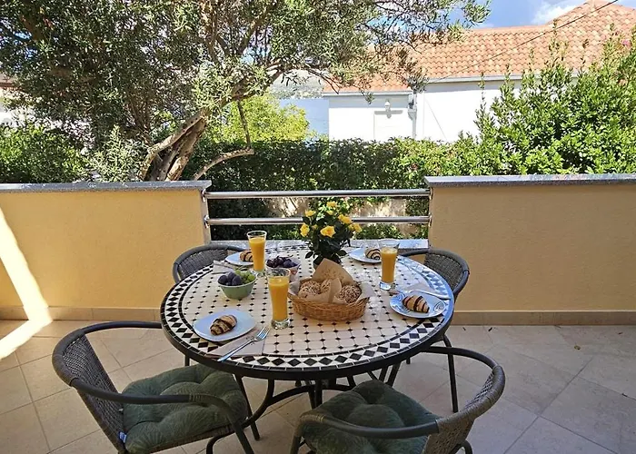 Spacious Lush Garden Private Access To - Sherene