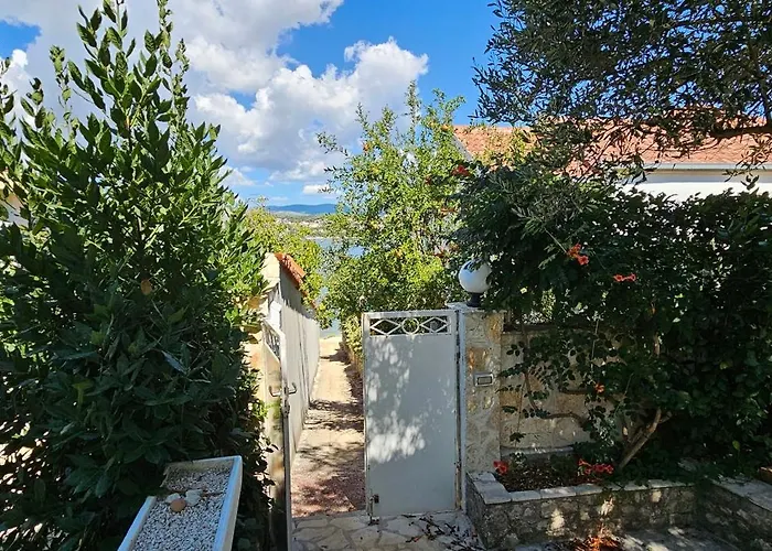 Spacious Lush Garden Private Access To - Sherene * 特罗吉尔