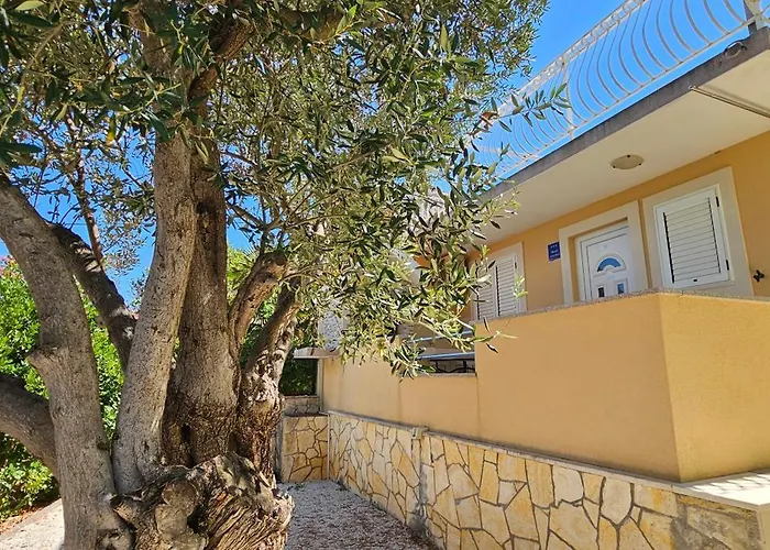 度假居 Spacious Lush Garden Private Access To - Sherene 特罗吉尔